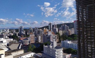 Quarta-feira com tempo bom, frio e vento de até 50 km/h em Criciúma