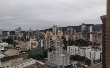 Semana começa com tempo nublado e temperatura baixa