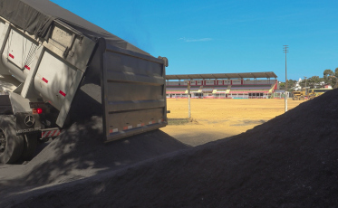 Fumacense doa cascas de arroz para gramado do Próspera