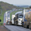 Entenda por que cresce o risco de greve dos caminhoneiros no Brasil
