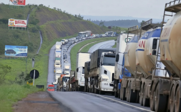 Entenda por que cresce o risco de greve dos caminhoneiros no Brasil