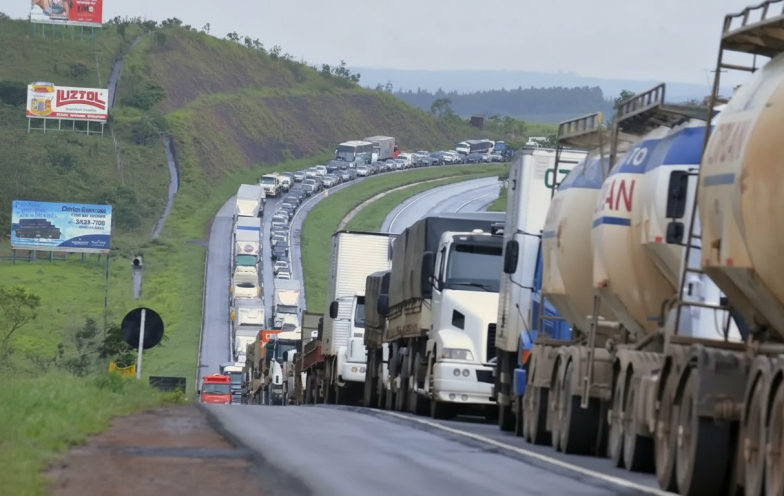 Entenda por que cresce o risco de greve dos caminhoneiros no Brasil