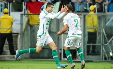 Chape vence Grêmio na Arena e lidera a Série B