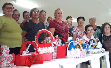 Grupo de Idosos da Vila Macarini confecciona cestas para crianças da APAE