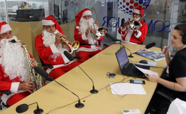 Através da música, Banda de Papai Noel traz o espirito natalino