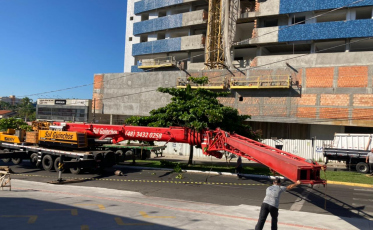Uma remoção de guindaste que fecha o trânsito em Araranguá