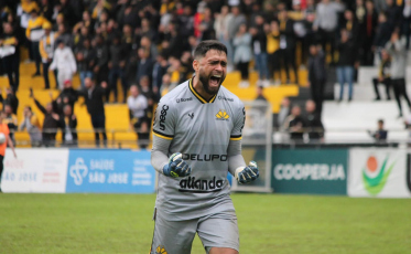 Gustavo confirma renovação de contrato com o Criciúma