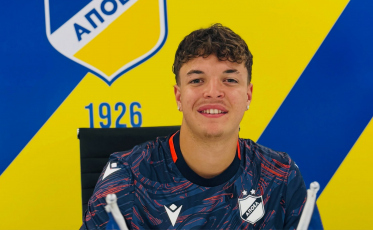 Filho de catarinense que fez história no futebol europeu assina com o mesmo clube do pai