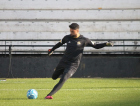 Gustavo sente dores no joelho, fica fora do treino e vira dúvida para jogo contra Chapecoense