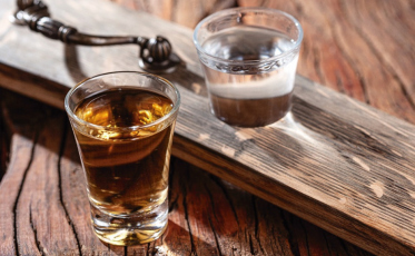 Em homenagem ao dia da cachaça, conheça curiosidades e harmonizações da bebida