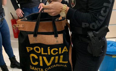 Mulher é investigada por fabricar certificados e históricos escolares falsos