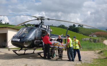 Homem bate a cabeça em poste ao cair de cavalo