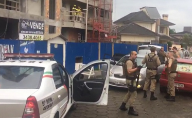 Homem tenta vender drogas, é perseguido e troca tiros com a polícia (VÍDEO)