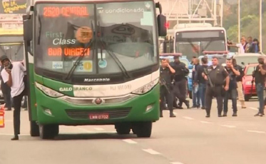 Homem armado faz reféns em ônibus e acaba morto