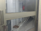 Homem danifica três veículos e estruturas de condomínio em Criciúma