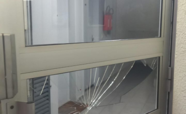 Homem danifica três veículos e estruturas de condomínio em Criciúma