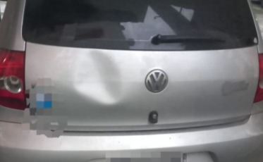 Homem danifica três veículos e estruturas de condomínio em Criciúma