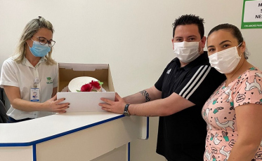 Covid-19: Recuperado paciente volta a hospital e faz homenagens aos profissionais