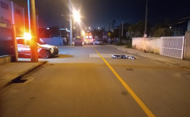 Após dar vários tiros em homem, bandidos passam com carro em cima dele