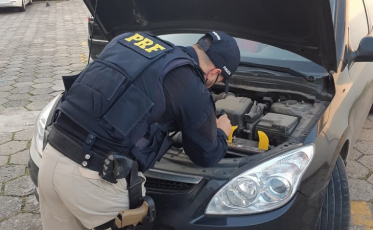 PRF de Tubarão apreende carro roubado há dois anos no Rio Grande do Sul