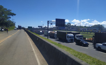 Choque da PRF libera trânsito na BR-101 em Içara (VÍDEOS)