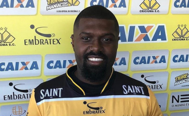 Criciúma apresenta o lateral Iago Sampaio