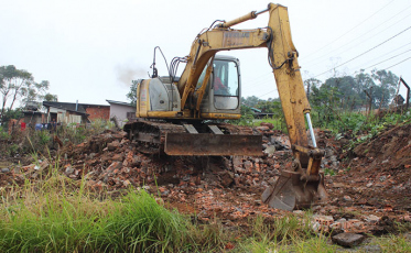 Imóvel abandonado é demolido em Criciúma