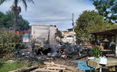 Casa é destruída em incêndio no Bairro Imperatriz