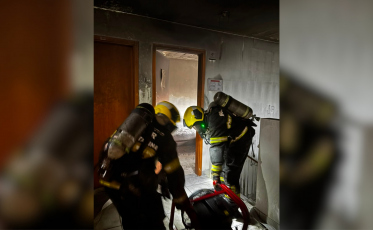 Moradora é encaminhada ao hospital após incêndio em apartamento em Criciúma