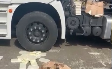((Vídeos)) Motorista abandona caminhão com mais de 50 kg de cocaína e PRF impede acidente
