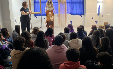 Peça Sobre(vivências) aborda violência contra a mulher nas escolas de Criciúma