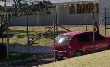 [Vídeo] Criança é flagrada sozinha em pátio de creche em Criciúma e gera preocupação