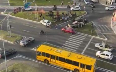 Capotamento na Centenário deixa trânsito lento na Próspera