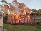 Incêndio destrói casa abandonada em Criciúma