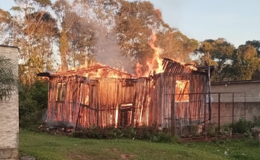 Incêndio destrói casa abandonada em Criciúma