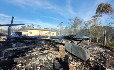 Incêndio destrói residência em Lauro Müller