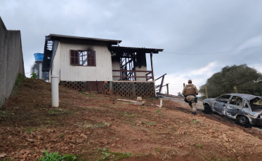 Incêndio atinge residência e dois veículos em Braço do Norte