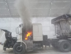 Caminhão pega fogo em galpão na BR-101