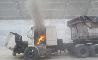 Caminhão pega fogo em galpão na BR-101