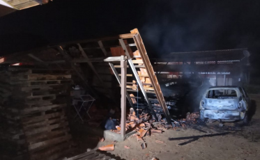Incêndio deixa veículo destruído em São Ludgero