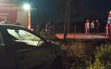 Motorista sai da pista, bate em poste e atinge muro em Capivari de Baixo