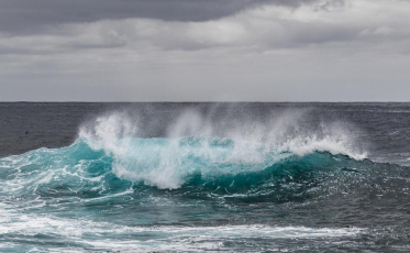 Barco com oito pessoas naufraga em Santa Catarina