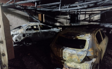 Garagem com dois carros e uma moto pega fogo em Orleans