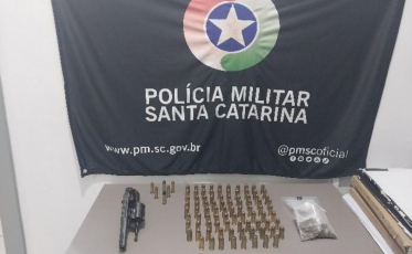 Arma, munições e drogas são apreendidas em Passo de Torres