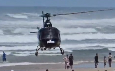 ((Vídeo)) Arrastado por correnteza, homem se afoga e é resgatado de helicóptero em praia