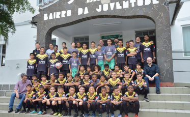 Crianças do Bairro recebem uniformes do projeto Anjos do Futsal