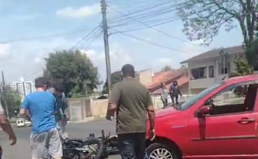 Criciúma: acidente entre carro e moto causa congestionamento em zona eleitoral 