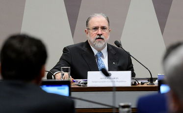 Senadores entram com representação no Ministério Público para investigar Aras