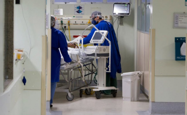 Projeto permite remuneração integral aos médicos afastados por covid-19