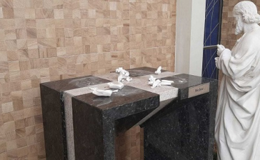 Vândalos destroem imagens em paróquia de Araranguá